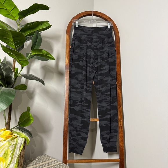 Athleta SMALL TALL Salutation Camo Jogger & Stash Pocket Textured Tights - Picture 4 of 14